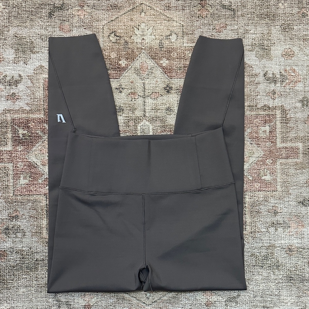Woman’s Size LargeVuori Gray Seamless Leggings